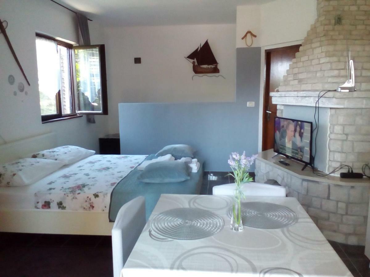 Ella Appartement Pula Buitenkant foto