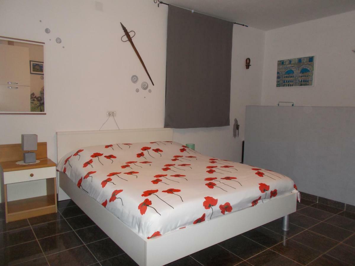 Ella Appartement Pula Buitenkant foto